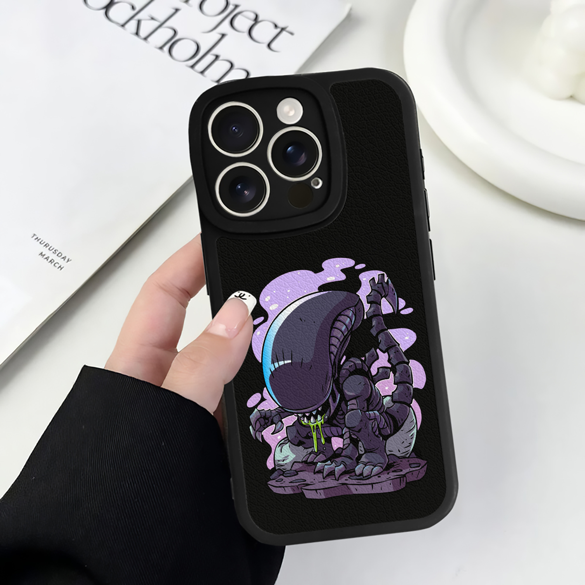 （画像用） アベンジャーズ The Avengers 【iPhone 16シリーズ対応】シリコンスマホケース（レザー調） 材質：シリコン